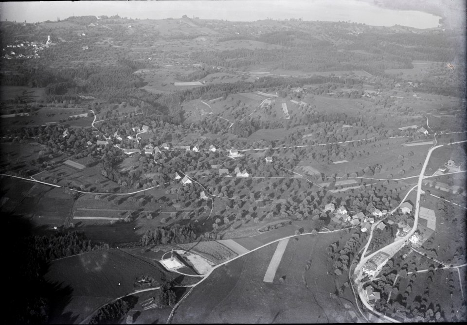 ETH-BIB-Forch mit Soldatendenkmal, Aesch aus 600 m-Inlandflüge-LBS MH01-004155