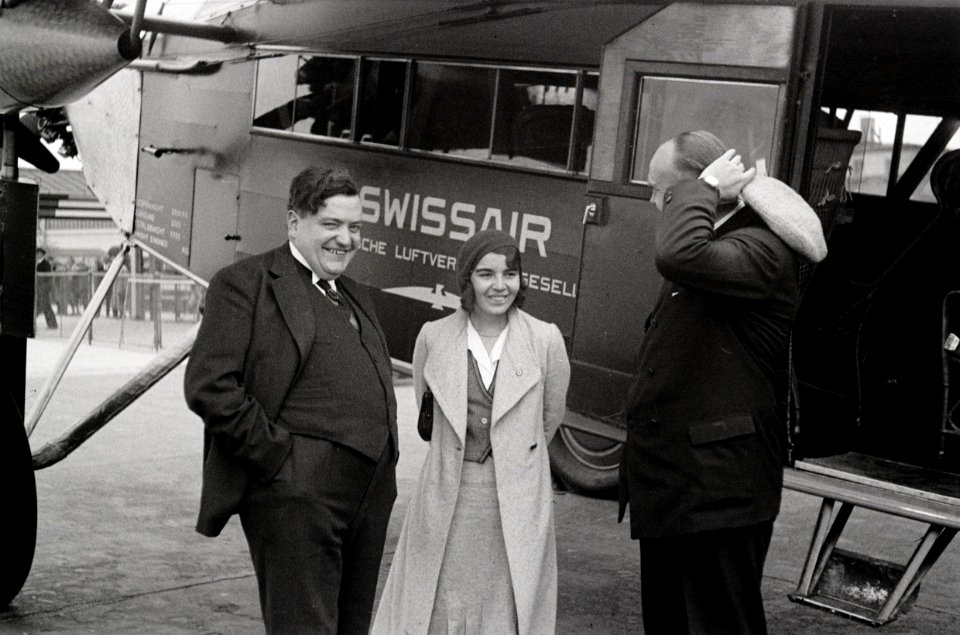 ETH-BIB-Frau L. Weigelt mit zwei Männern vor Fokker-Weitere-LBS MH02-17-0014