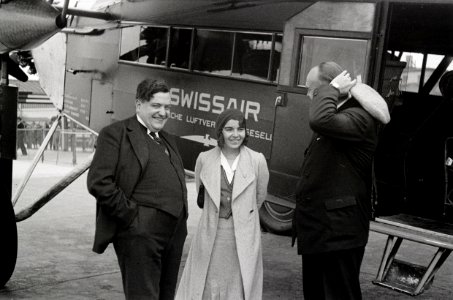 ETH-BIB-Frau L. Weigelt mit zwei Männern vor Fokker-Weitere-LBS MH02-17-0014