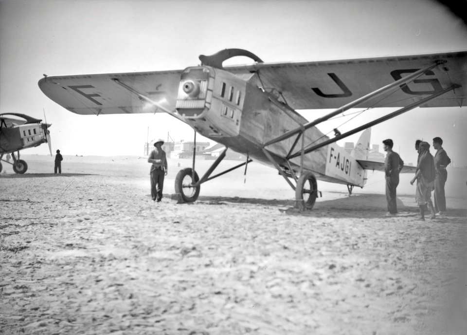 ETH-BIB-Französisches Flugzeug am Kap Juby-Tschadseeflug 1930-31-LBS MH02-08-1078