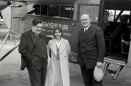 ETH-BIB-Frau L. Weigelt mit zwei Männern vor Fokker-Weitere-LBS MH02-17-0013
