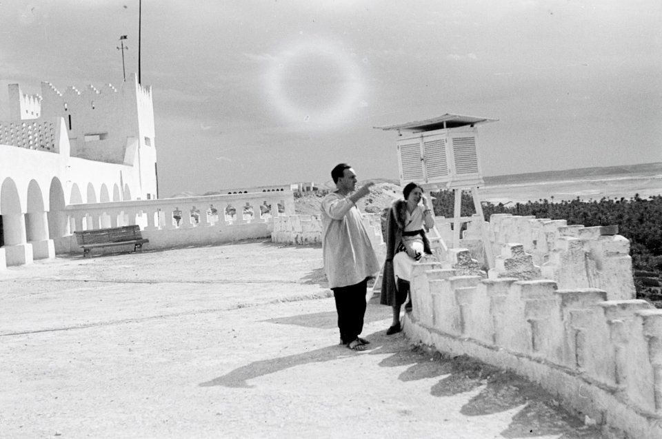 ETH-BIB-Frau und Mann in Beni-Abbès-Nordafrikaflug 1932-LBS MH02-13-0209