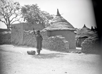 ETH-BIB-Frau vor einem Dorf-Tschadseeflug 1930-31-LBS MH02-08-0530