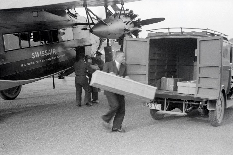 ETH-BIB-Frachtverlad in die Fokker F.VII b-3m, CH-163 (HB-LBR) in Dübendorf-Inlandflüge-LBS MH05-30-01