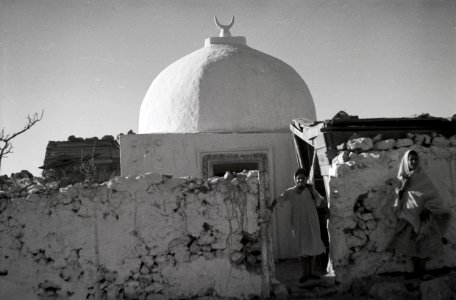 ETH-BIB-Frauen vor einer Moschee in Oran-Nordafrikaflug 1932-LBS MH02-13-0164