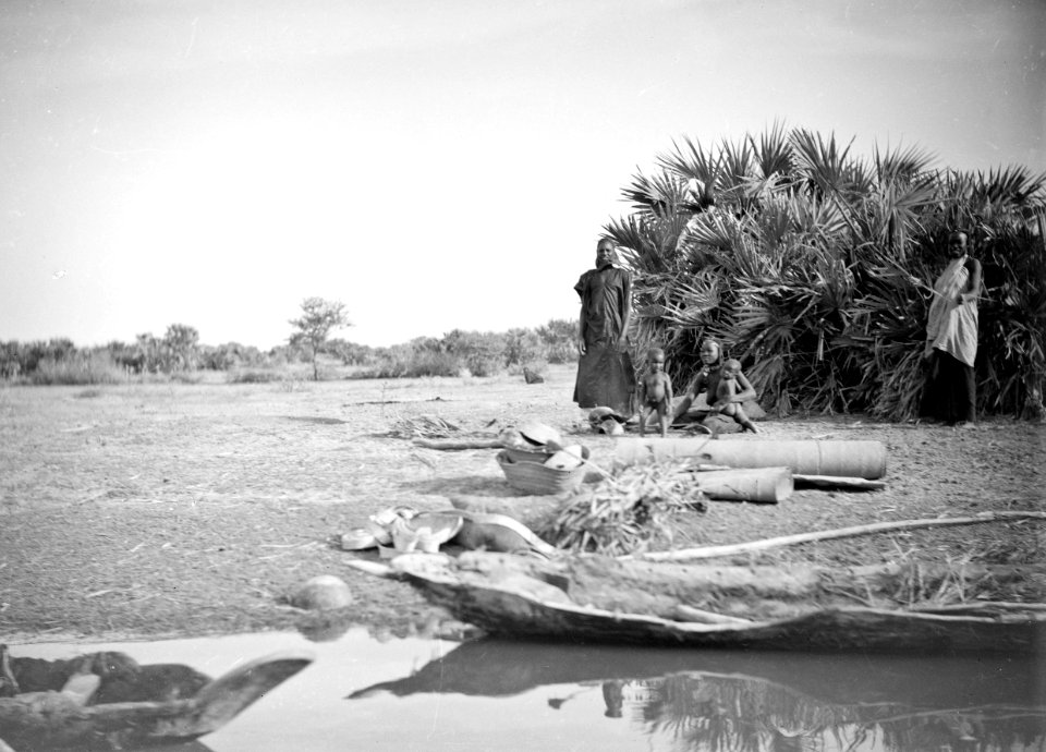 ETH-BIB-Frauen mit Kindern am Ufer des Niger-Tschadseeflug 1930-31-LBS MH02-08-0516-A
