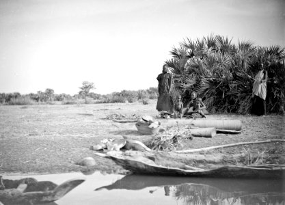 ETH-BIB-Frauen mit Kindern am Ufer des Niger-Tschadseeflug 1930-31-LBS MH02-08-0516-A