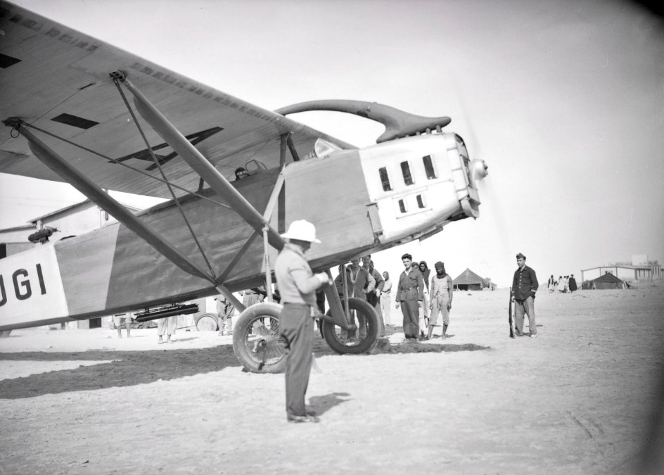 ETH-BIB-Französisches Flugzeug am Kap Juby-Tschadseeflug 1930-31-LBS MH02-08-1082