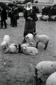 ETH-BIB-Frau in Tracht in Jajce, Bosnien-Weitere-LBS MH02-48-0046