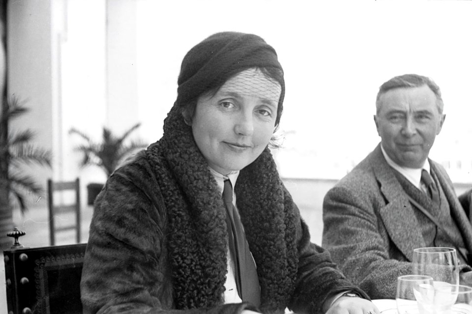 ETH-BIB-Frau und Mann am Tisch-Nordafrikaflug 1932-LBS MH02-13-0473
