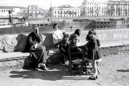 ETH-BIB-Frau und eine Gruppe Kinder am Ufer des Guadalquivir, Sevilla-Nordafrikaflug 1932-LBS MH02-13-0506