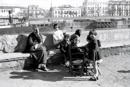 ETH-BIB-Frau und eine Gruppe Kinder am Ufer des Guadalquivir, Sevilla-Nordafrikaflug 1932-LBS MH02-13-0506 photo