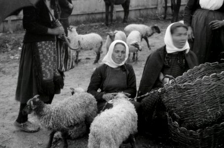 ETH-BIB-Frauen in Tracht bei Jajce, Bosnien-Weitere-LBS MH02-48-0050 photo