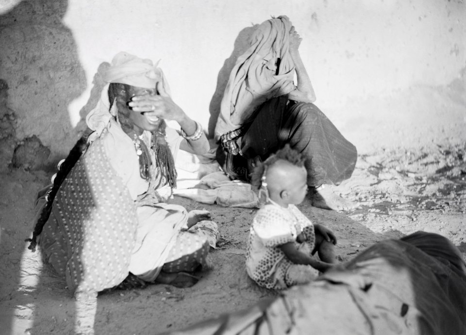 ETH-BIB-Frauen, mit Kind, die sich von der Kamera abwenden-Tschadseeflug 1930-31-LBS MH02-08-0349