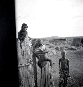 ETH-BIB-Frauen und Kinder in Afrika-Abessinienflug 1934-LBS MH02-22-0875