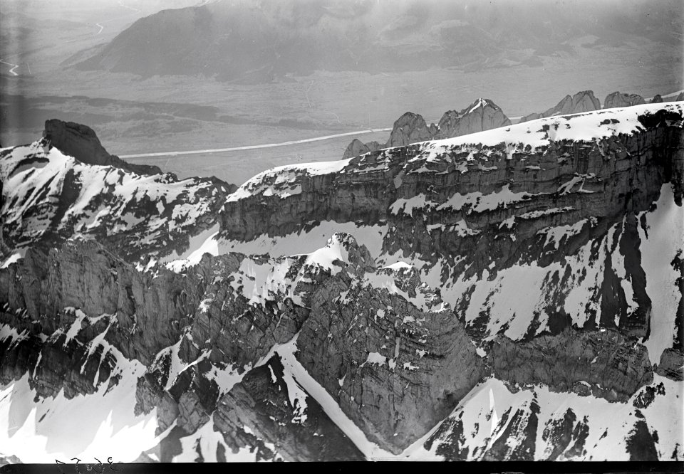 ETH-BIB-Freiheit, Roslenfirst, Kreuzberge, Rheintal v. N. W. aus 2400 m-Inlandflüge-LBS MH01-003651