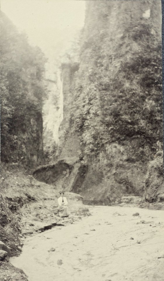ETH-BIB-Friedlaender-Auf dem Kraterboden des Nabeyama (Sakurashima)-Ans 05420-047-AL-FL