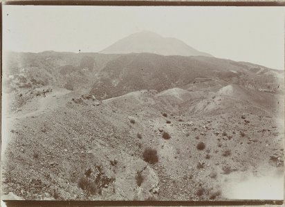 ETH-BIB-Friedlaender-Bocchen von 1861, mit Eruptionskegel im Hintergrund, von Westen-Hs 1309-0001-058