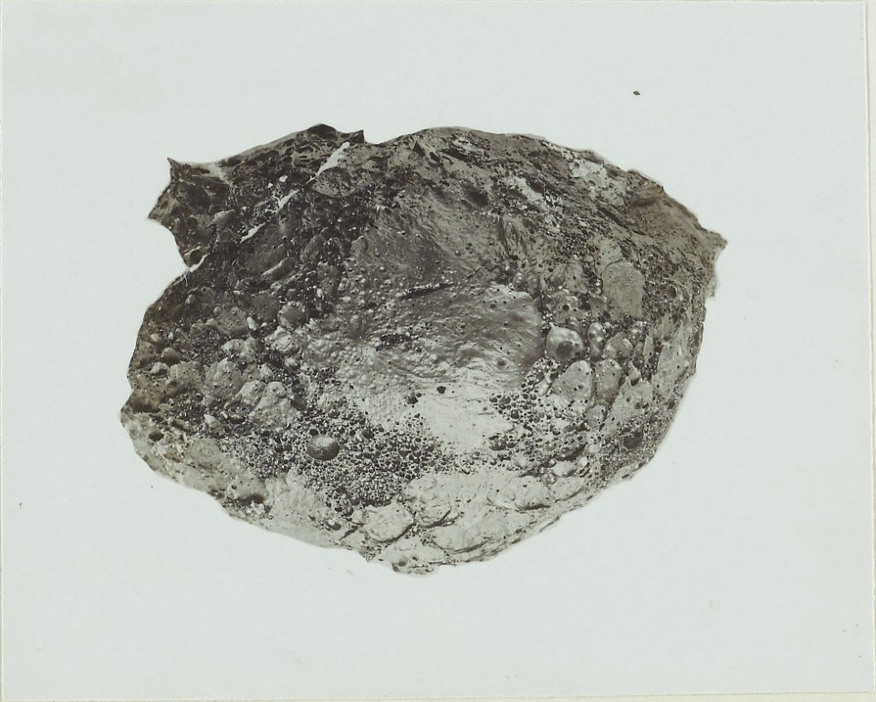 ETH-BIB-Friedlaender-Bombe vom Namlagira (Oberflächenskulptur)-Hs 0625a-0002-069