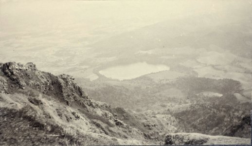 ETH-BIB-Friedlaender-Die beiden Kraterseen Miike und Koike vom Abhang des Takachiho aus gesehen (Kirishima)-Ans 05420-027-AL-FL