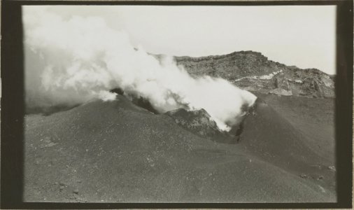 ETH-BIB-Friedlaender-Ineinandergeschachtelte Schlackenkegel im Vesuvkrater-Hs 1309-0004-069