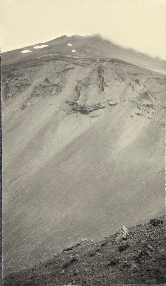 ETH-BIB-Friedlaender-Hoyeisan im Hintergrund Gipfel des Fujiyama-Ans 05420-104-AL-FL