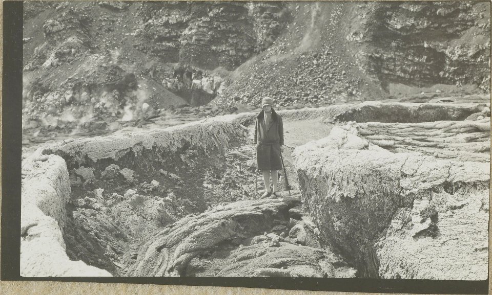 ETH-BIB-Friedlaender-Im Vesuvkrater nahe bei der Bocca-Hs 1309-0004-009