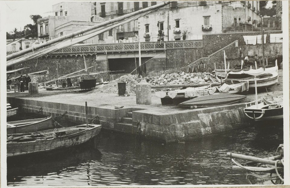 ETH-BIB-Friedlaender-Küstenfahrt vom 9. Juni 1933- Hafen von Granatello-Hs 1309-0005-045