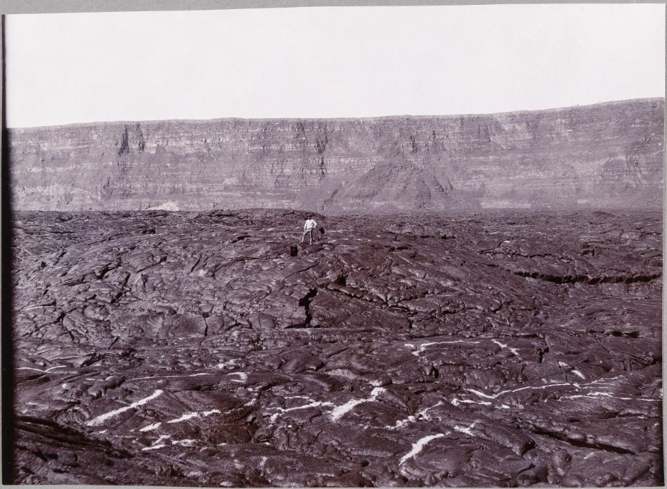 ETH-BIB-Friedlaender-Kraterwände des Kilauea-Hs 1309-0034-020
