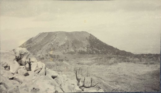 ETH-BIB-Friedlaender-Kleiner Kegel nördlich vom West-Kirishima-Ans 05420-020-AL-FL
