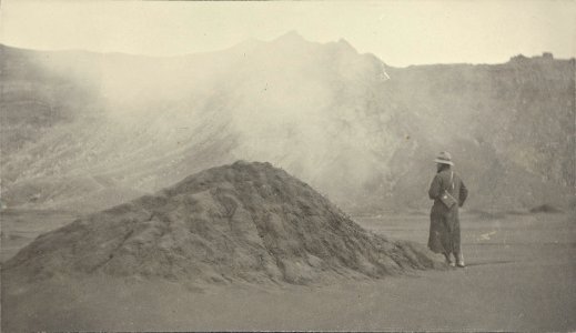 ETH-BIB-Friedlaender-Kleiner Hügel auf dem Atrioboden des Nakadake (Aso)-Ans 05420-011-AL-FL