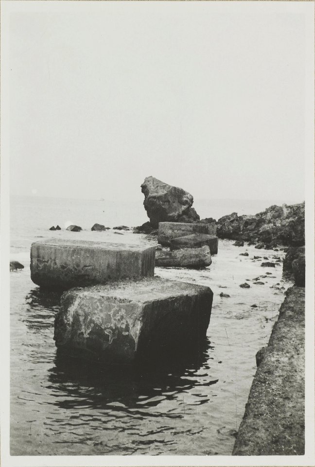 ETH-BIB-Friedlaender-Küstenfahrt vom 9. Juni 1933- Konkretblöcke beim Schlachthaus von Resina-Hs 1309-0005-041