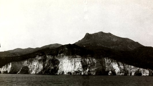 ETH-BIB-Friedlaender-Milos, Elias von SW. (Prophitilias von SSW), weisse Bimssteintuffe überlagert von schwarzen Andesitbrekzien (Chalakas Süd)-Hs 0625a-0004-093