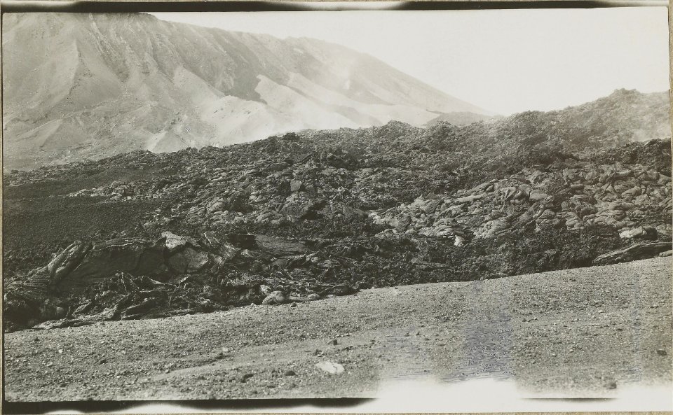 ETH-BIB-Friedlaender-Neue Lava im Valle dell'Inferno von August-September-Hs 1309-0003-294
