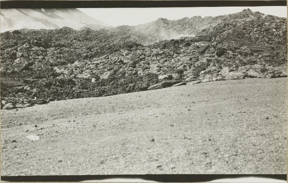 ETH-BIB-Friedlaender-Neue Lava im Valle dell'Inferno von August-September-Hs 1309-0003-295