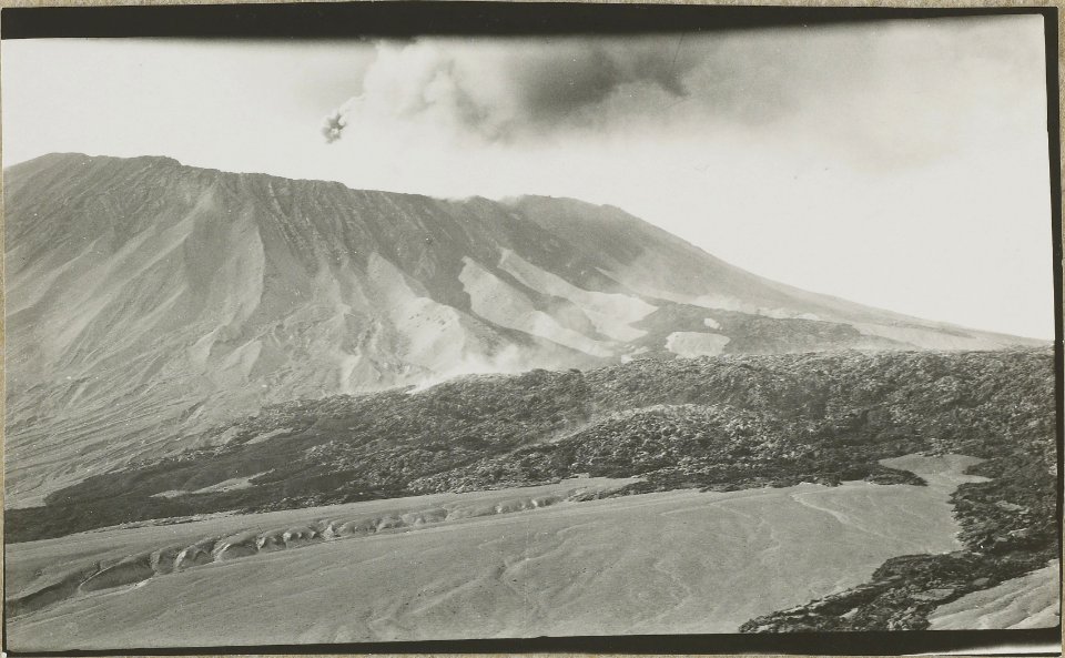 ETH-BIB-Friedlaender-Neue Lava im Valle dell'Inferno von August-September-Hs 1309-0003-301