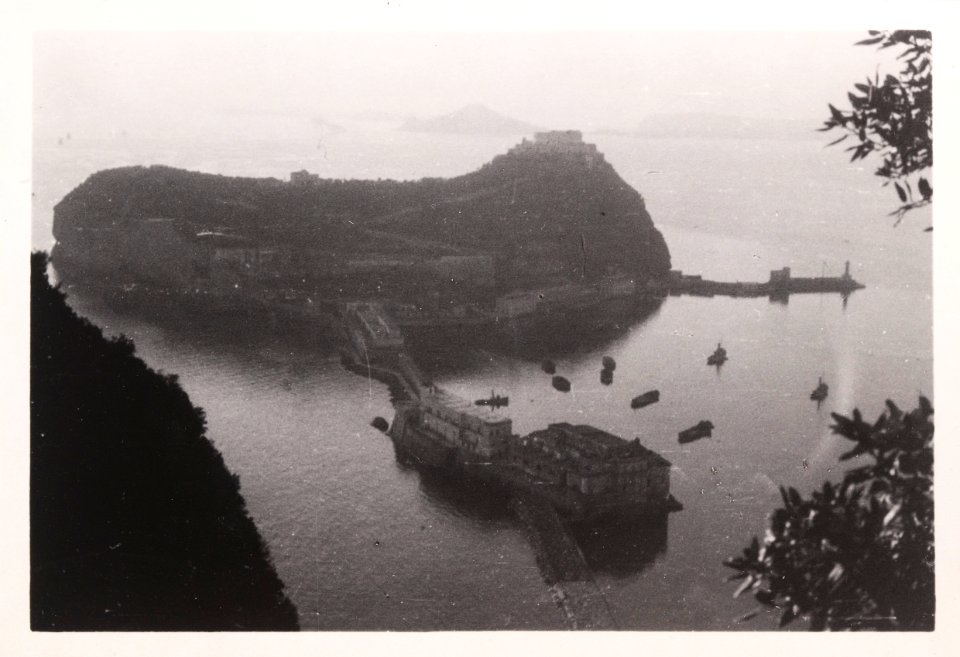 ETH-BIB-Friedlaender-Nisida und Capo Miseno vom Capo di Posillipo aus-Hs 1309-0014-170