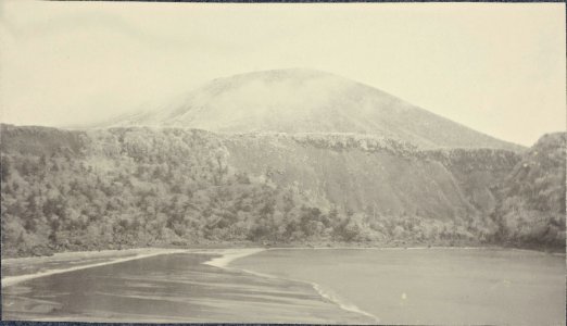 ETH-BIB-Friedlaender-Otani Kratersee, im Hintergrund der West-Kirishima-Ans 05420-021-AL-FL