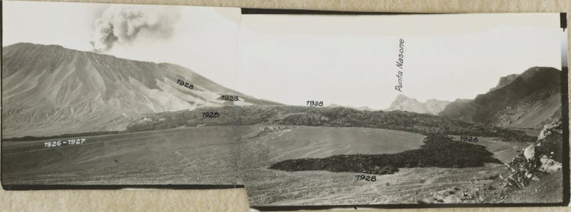 ETH-BIB-Friedlaender-Panorama vom Vesuv, Valle dell'Inferno Somma mit der neuen Lava, Aug.-Sept. 1928-Hs 1309-0003-306