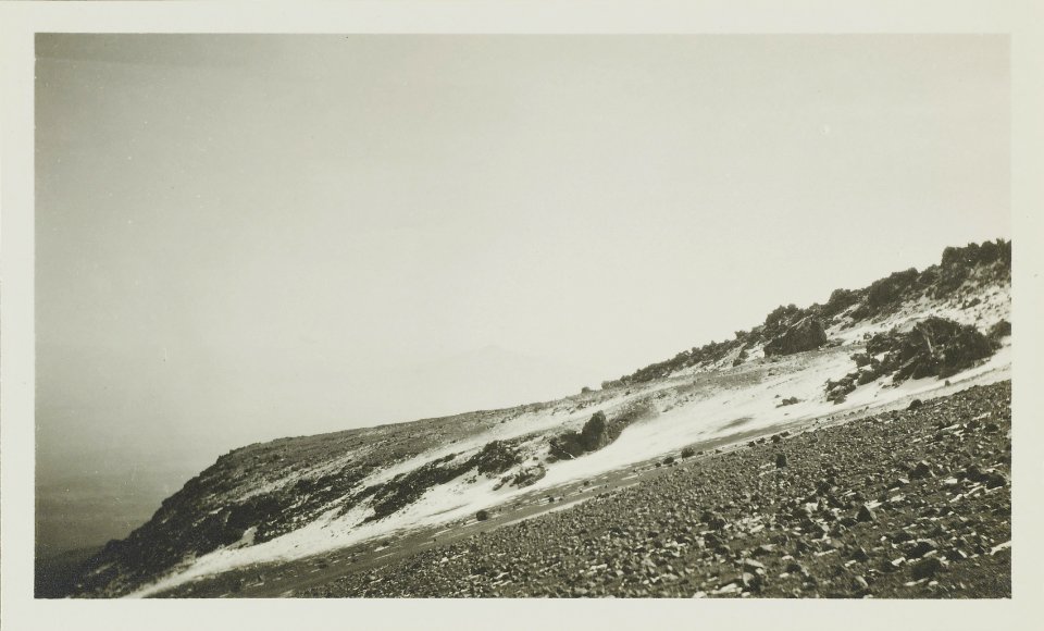 ETH-BIB-Friedlaender-Popocatepetl, vor Las Cruces am Popocatepetl, im Hintergrund der Malintzin-Hs 1309-0037-053