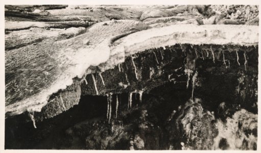 ETH-BIB-Friedlaender-Salzstalaktitenhöhle am SE Rand des Vesuvkegels-Hs 1309-0003-039