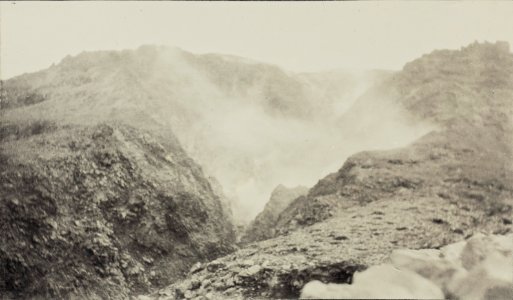 ETH-BIB-Friedlaender-Spalte und Fumarole von Ost-Iwoshima (Kyushu)-Ans 05420-050-AL-FL