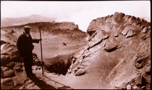 ETH-BIB-Friedlaender-Small Mud-Crater on the slope of Etna about 2500 m above sea level, at the time of the eruption April 1910-Hs 1309-0008-157