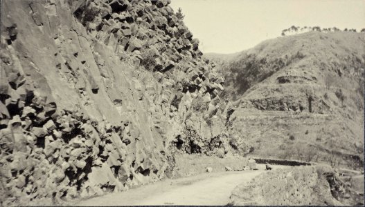 ETH-BIB-Friedlaender-Säulenförmig abgesonderte Lava bei Tateno (Aso)-Ans 05420-009-AL-FL