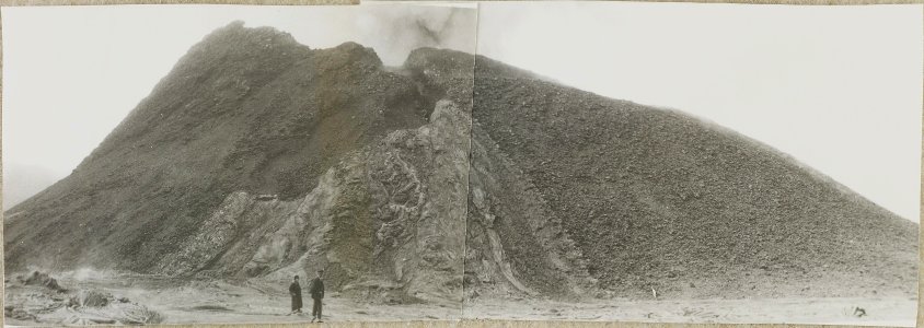 ETH-BIB-Friedlaender-Vesuvkrater. Eruptionskegel mit Lavadurchbruch vom 1. Oktober 1930-Hs 1309-0005-153