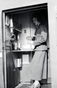 ETH-BIB-Frl. Nelly Diener in der Galley der Curtiss AT-32C Condor, CH-170 in Dübendorf-Inlandflüge-LBS MH05-44-30