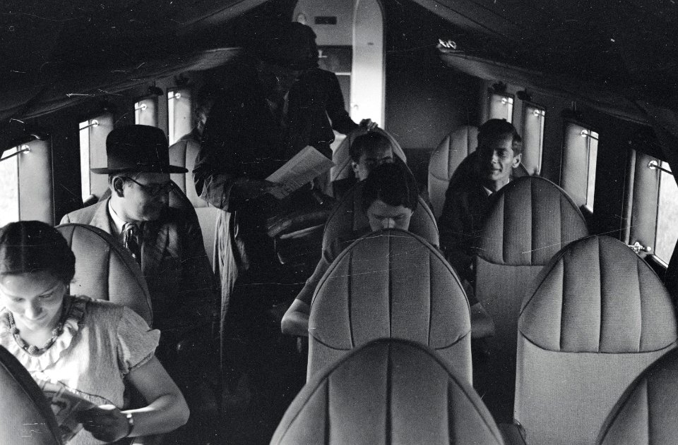 ETH-BIB-Frl. Nelly Diener mit Passagieren in der Kabine der Curtiss AT-32C Condor, CH-170 in Dübendorf-Inlandflüge-LBS MH05-44-27