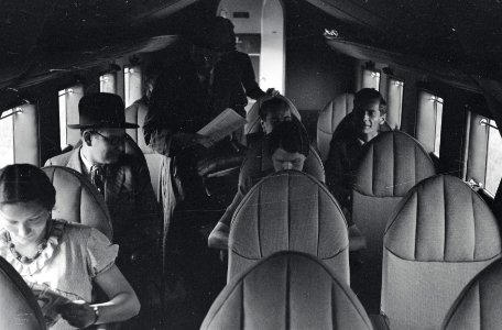ETH-BIB-Frl. Nelly Diener mit Passagieren in der Kabine der Curtiss AT-32C Condor, CH-170 in Dübendorf-Inlandflüge-LBS MH05-44-27