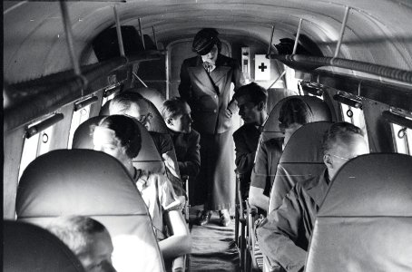 ETH-BIB-Frl. Nelly Diener mit Passagieren in der Kabine der General Aviation Clark GA-43, CH-169 in Dübendorf-Inlandflüge-LBS MH05-44-09