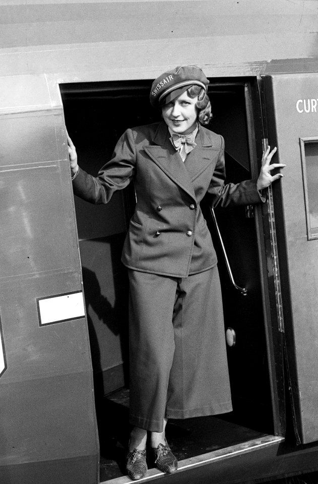 ETH-BIB-Frl. Nelly Diener am Eingang der Curtiss AT-32C Condor, CH-170 in Dübendorf-Inlandflüge-LBS MH05-44-33